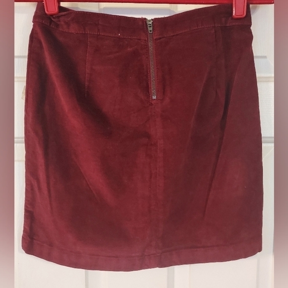 NWOT - Mossimo Faux Suede Studded Burgundy Mini Skirt Size 00 - Picture 3 of 4
